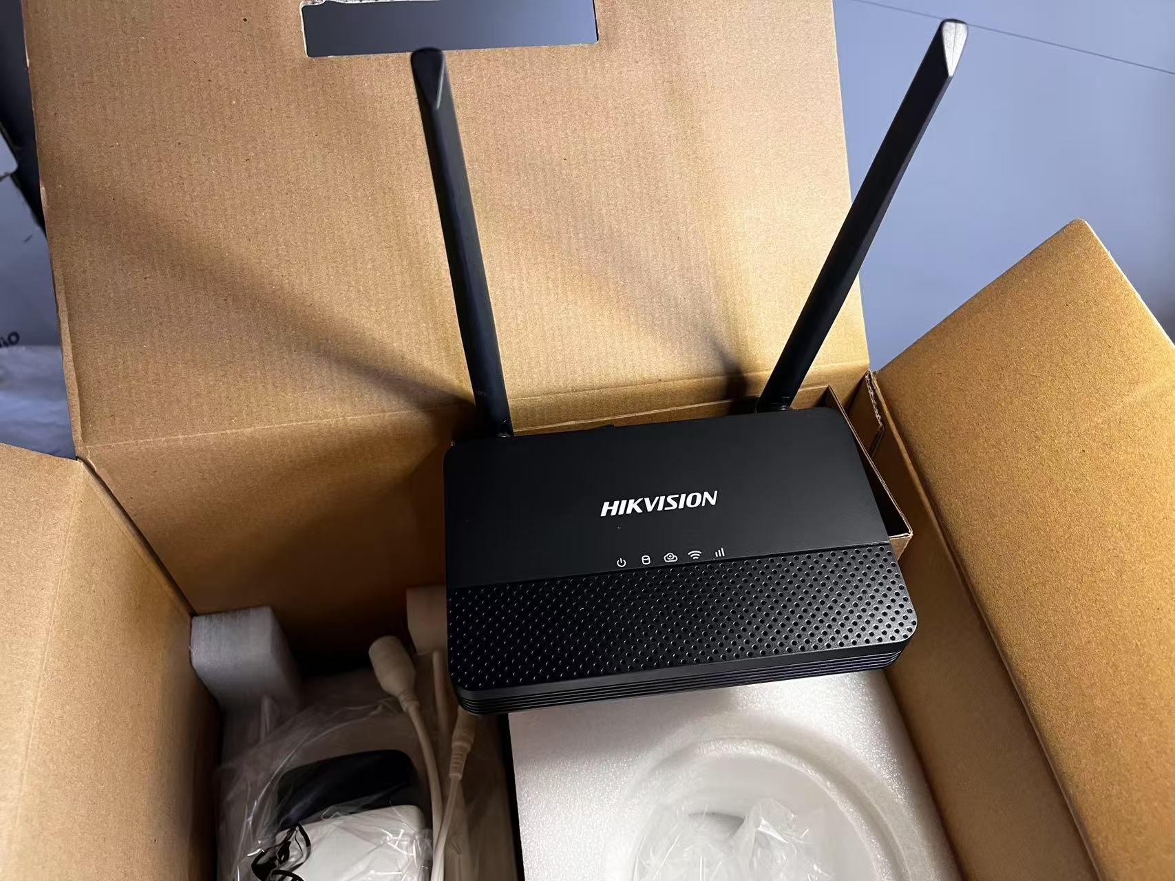 Hikvision 4MP H.265 One bullet + One PTDome WiFi NVS Kit (NKS424W03H)